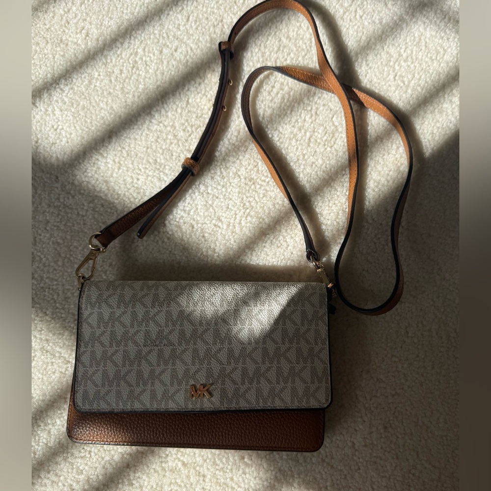 Micheal Kors cross body purse